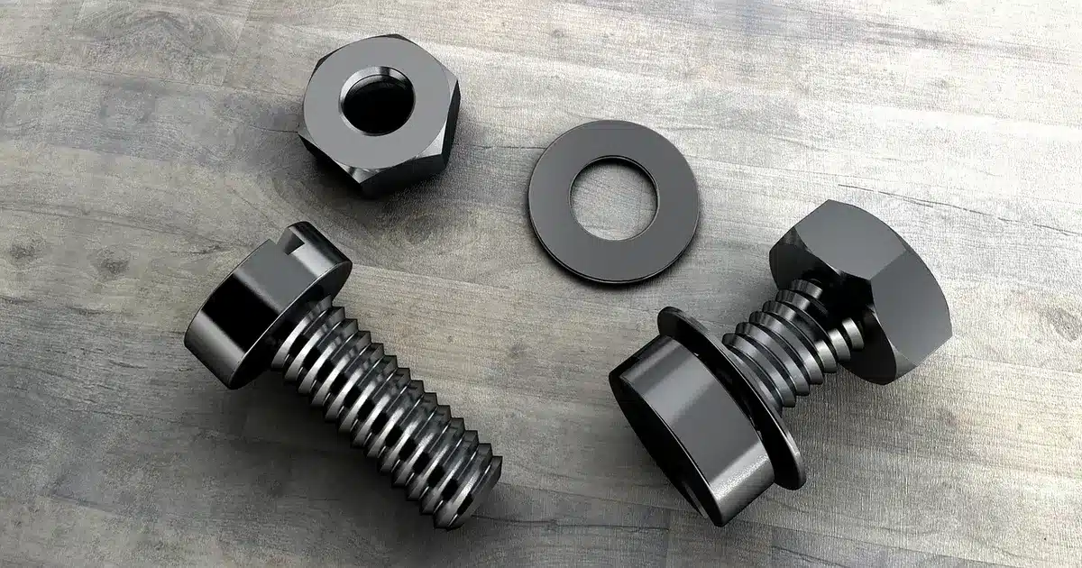Clé à fourche avec butée retenant un écrou dans une main gantée