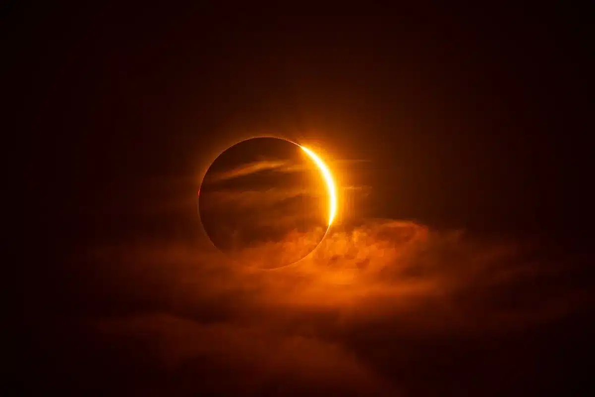 Toiture inclinée avec panneaux solaires et gabarit d'orientation