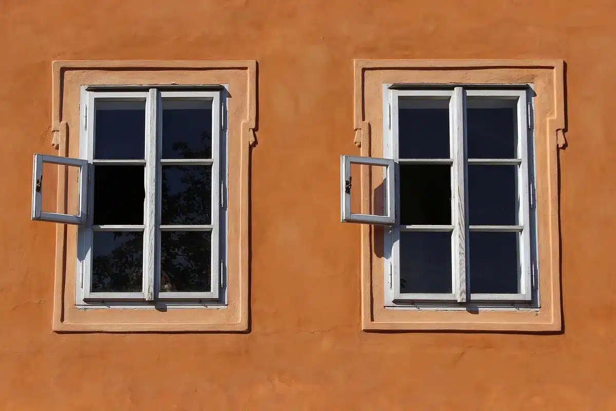 Façade d'un immeuble résidentiel et parties communes visibles en plein jour