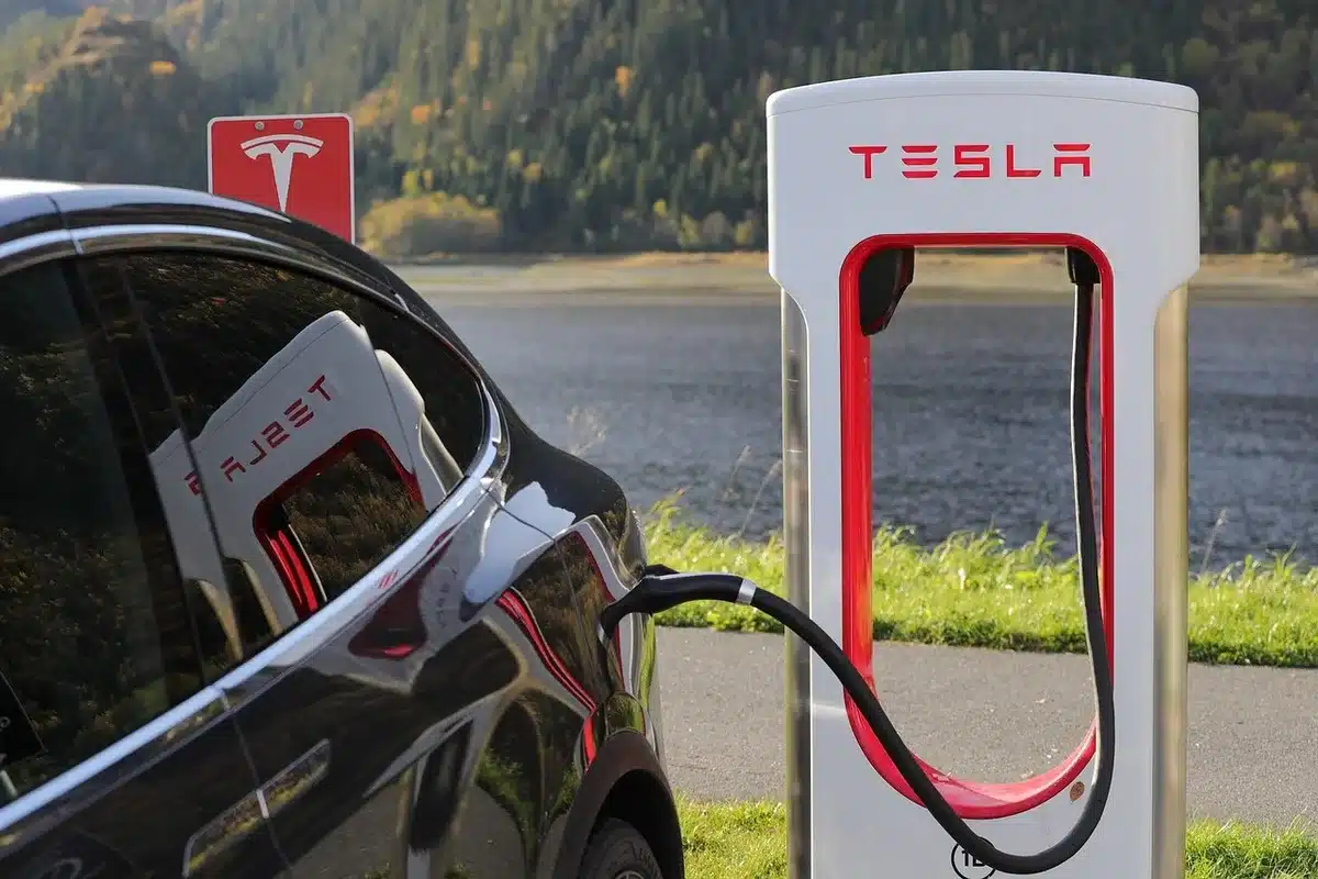 Borne de recharge domestique installée dans une allée de maison