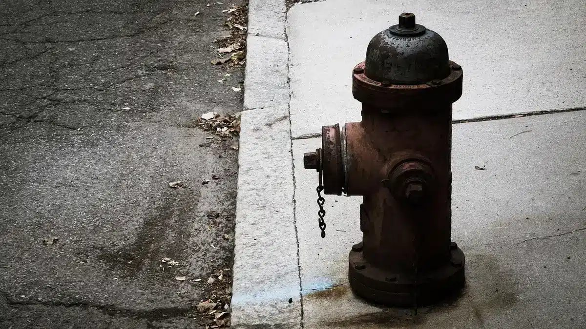 Purge du groupe de sécurité d'un chauffe-eau réalisée avec un seau