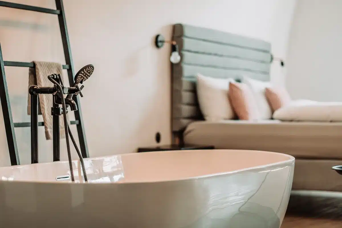 Chambre claire avec un thermomètre posé sur une table de chevet