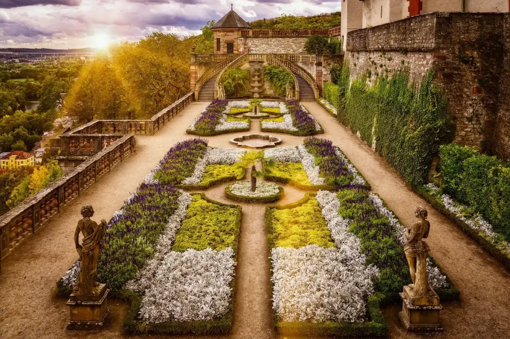 Banc de jardin et pots d'impatiens en plein jour avec ciseaux de jardinage posés sur la terrasse