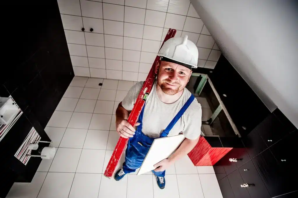 Allée et portail métallique partiellement ouvert avec outils de chantier sur une table, jour