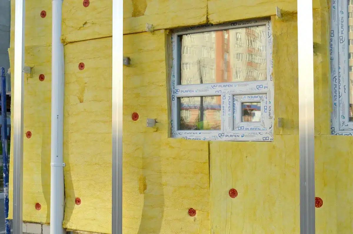 Combles lumineux avec liège en vrac soufflé sur le plancher