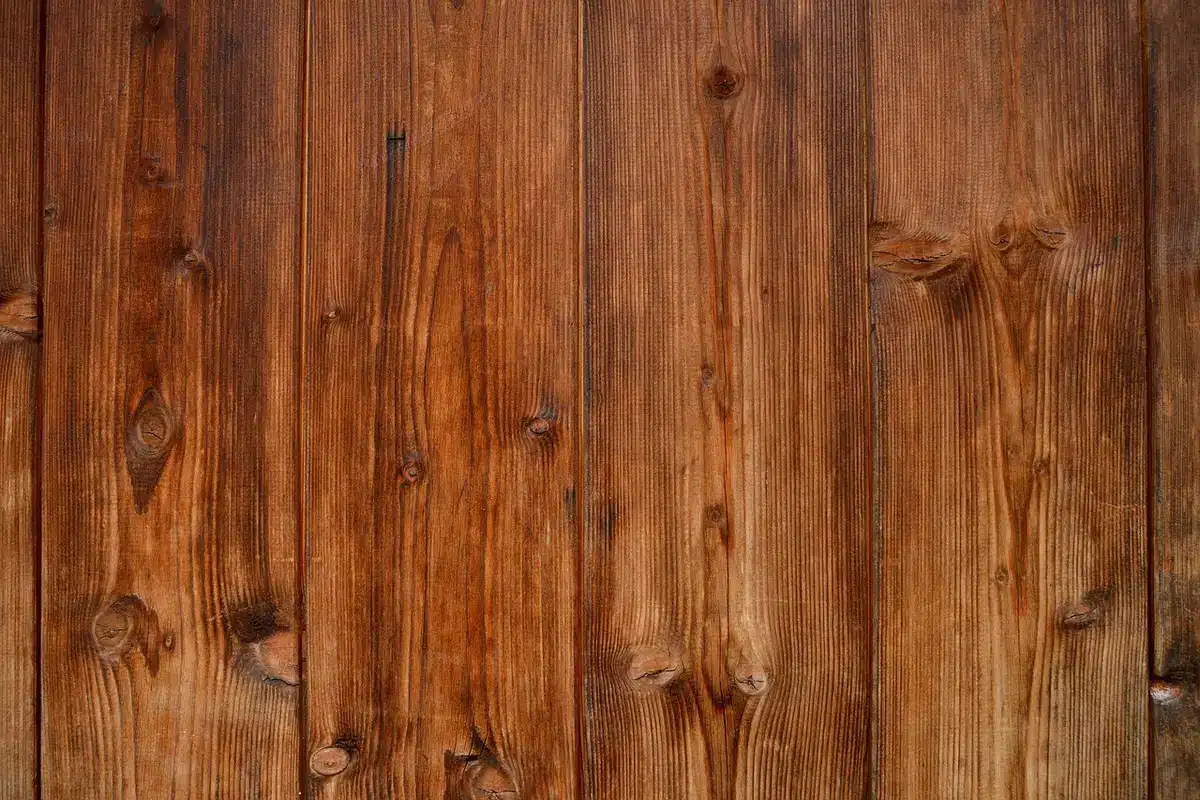 Planches de palette empilées montrant le grain et l'usure