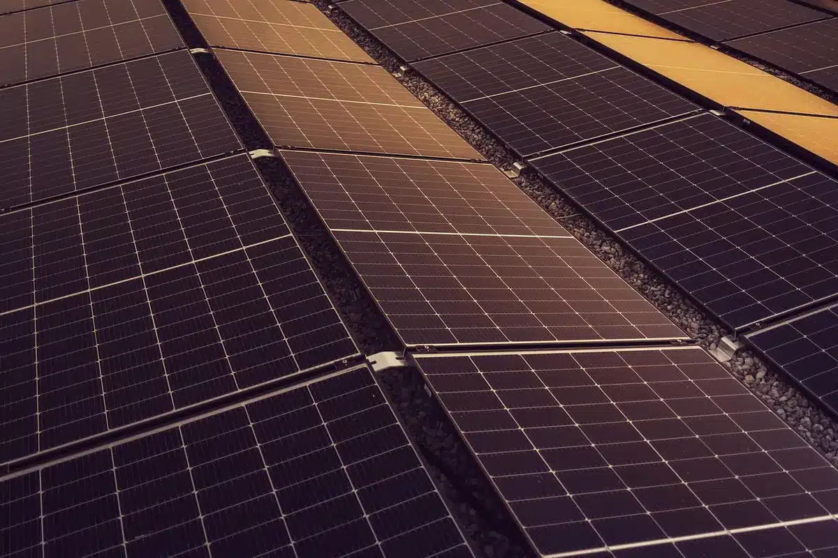 Onduleur avec écran de monitoring montrant production et MPPT
