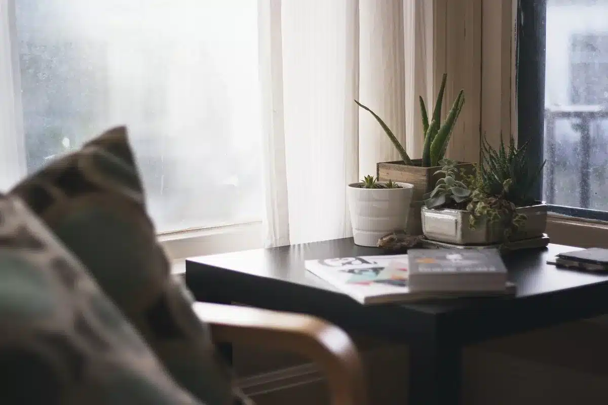 Onduleur installé dans un local ventilé près d'une fenêtre
