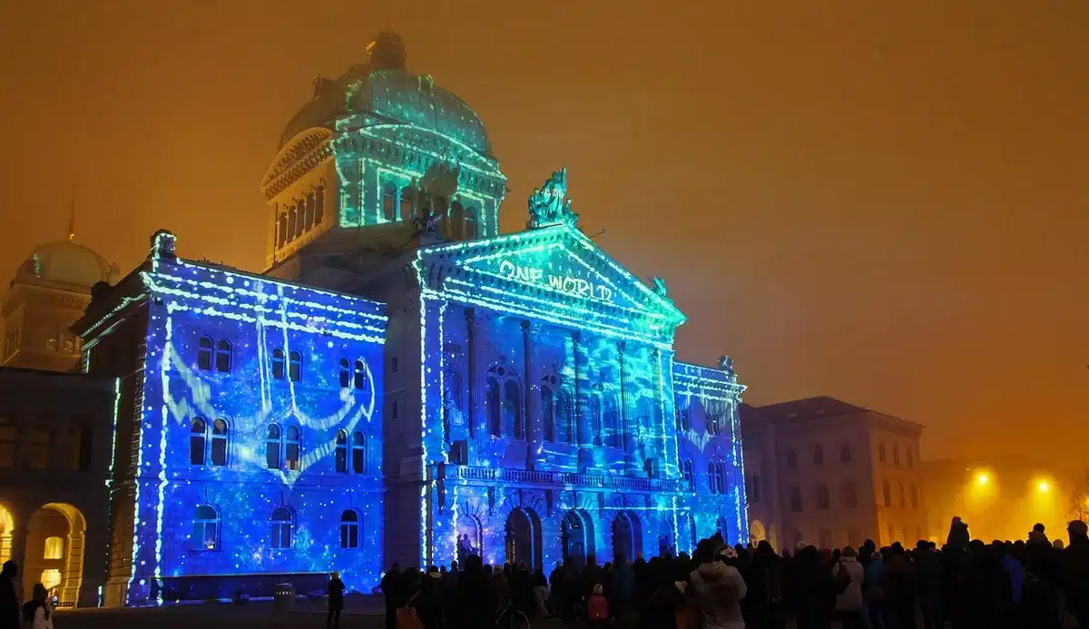Projection mécanique de béton de chanvre sur un mur en ossature bois lors d'un chantier