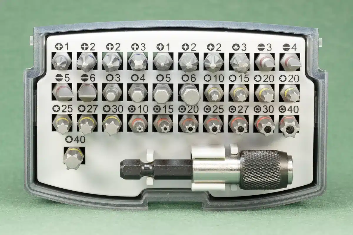 Perceuse compacte 12V posée sur un établi, illustrant maniabilité
