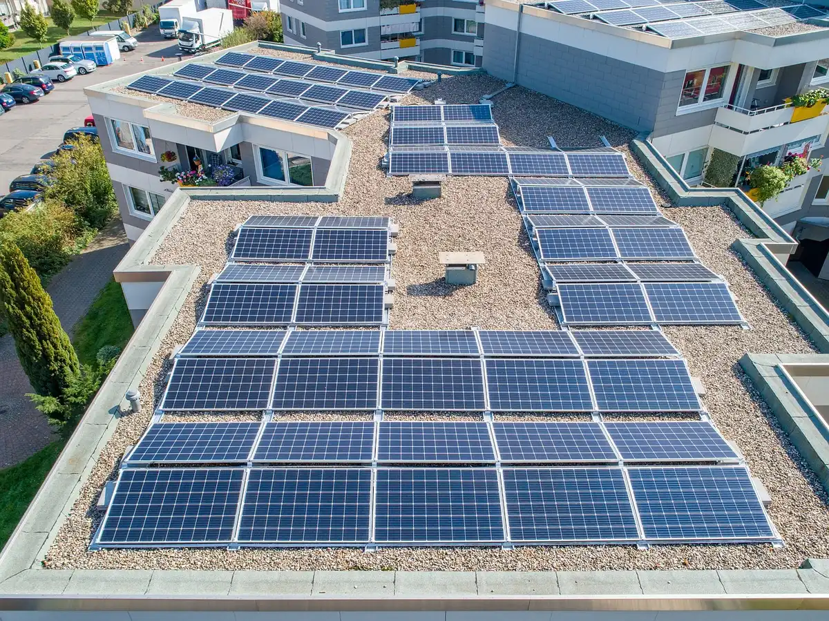 Tableau de consommation domestique et panneau solaire visible sur le toit