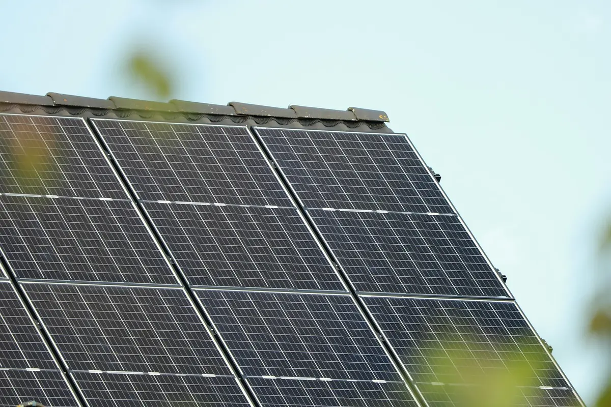 Onduleur solaire mural installé dans un garage lumineux