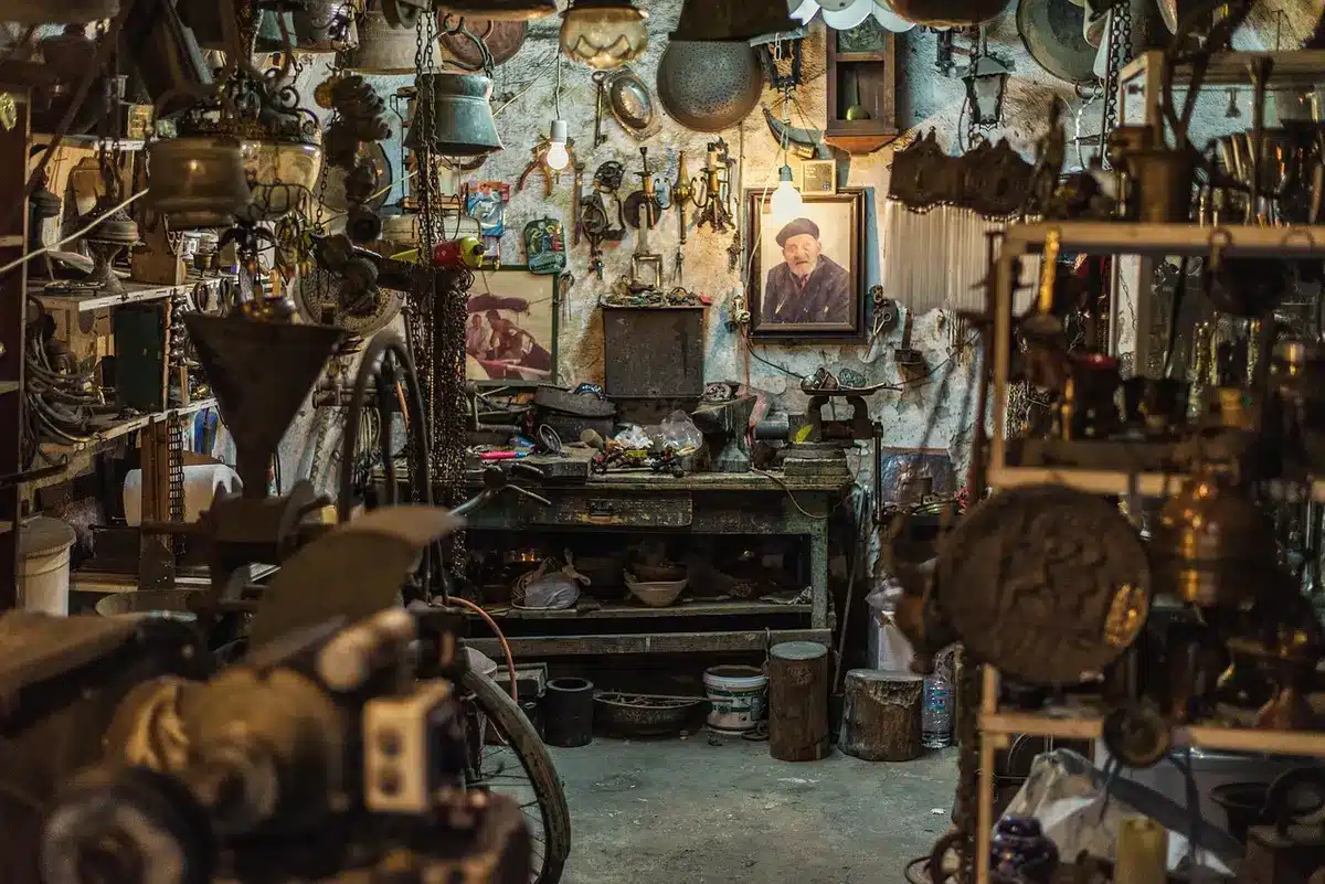Gros plan sur une ponceuse en fonctionnement près d'un aspirateur d'atelier