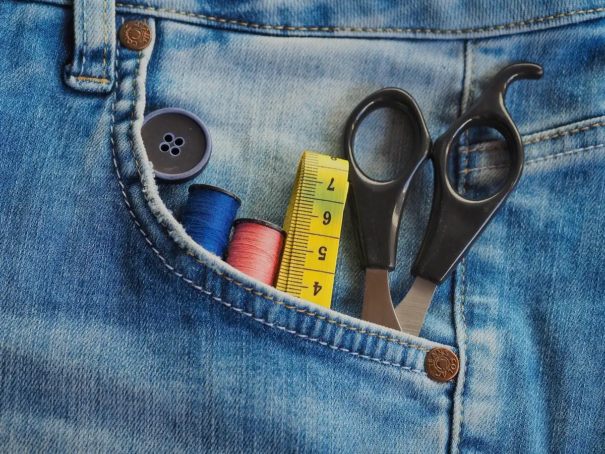 Outils et cartouches de mastic posés sur une table avant application