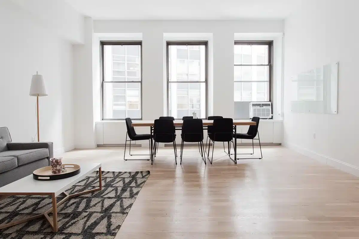 Plancher chauffant intégré sous un sol intérieur lumineux