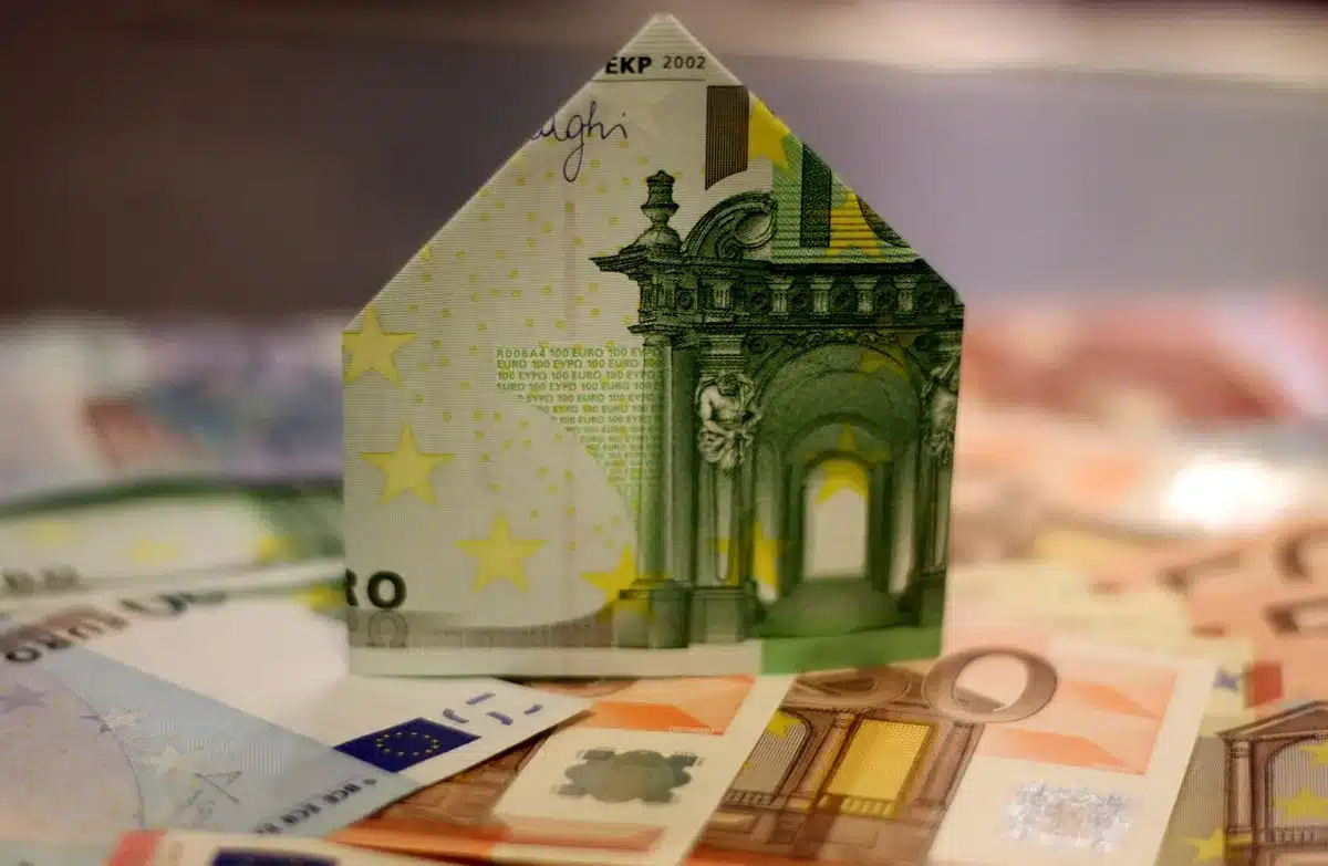 Devis et plans posés sur une table pour estimer le coût d'un ravalement