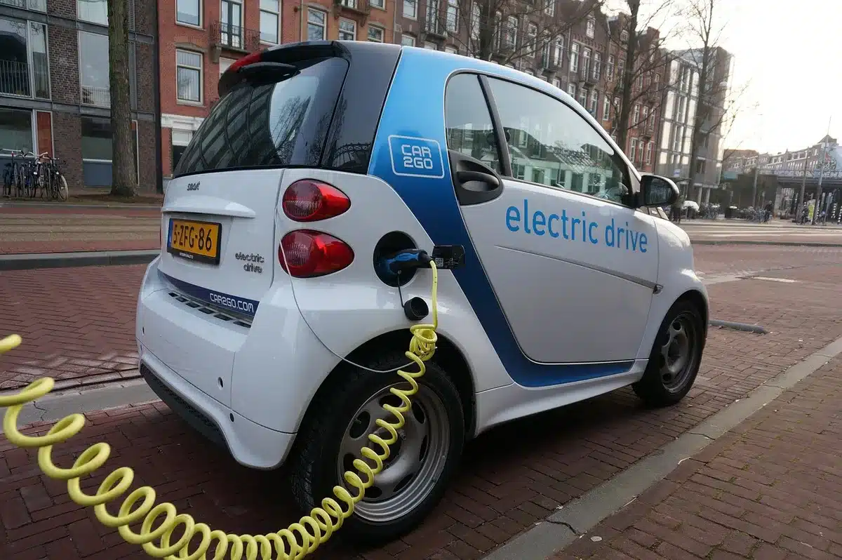 Câble de recharge et relevé de consommation montrant le coût au 100 km